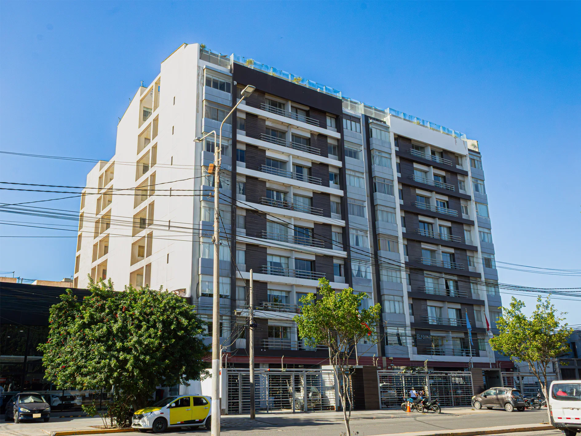 Departamento con vista a la calle en las Torres de Salaverry